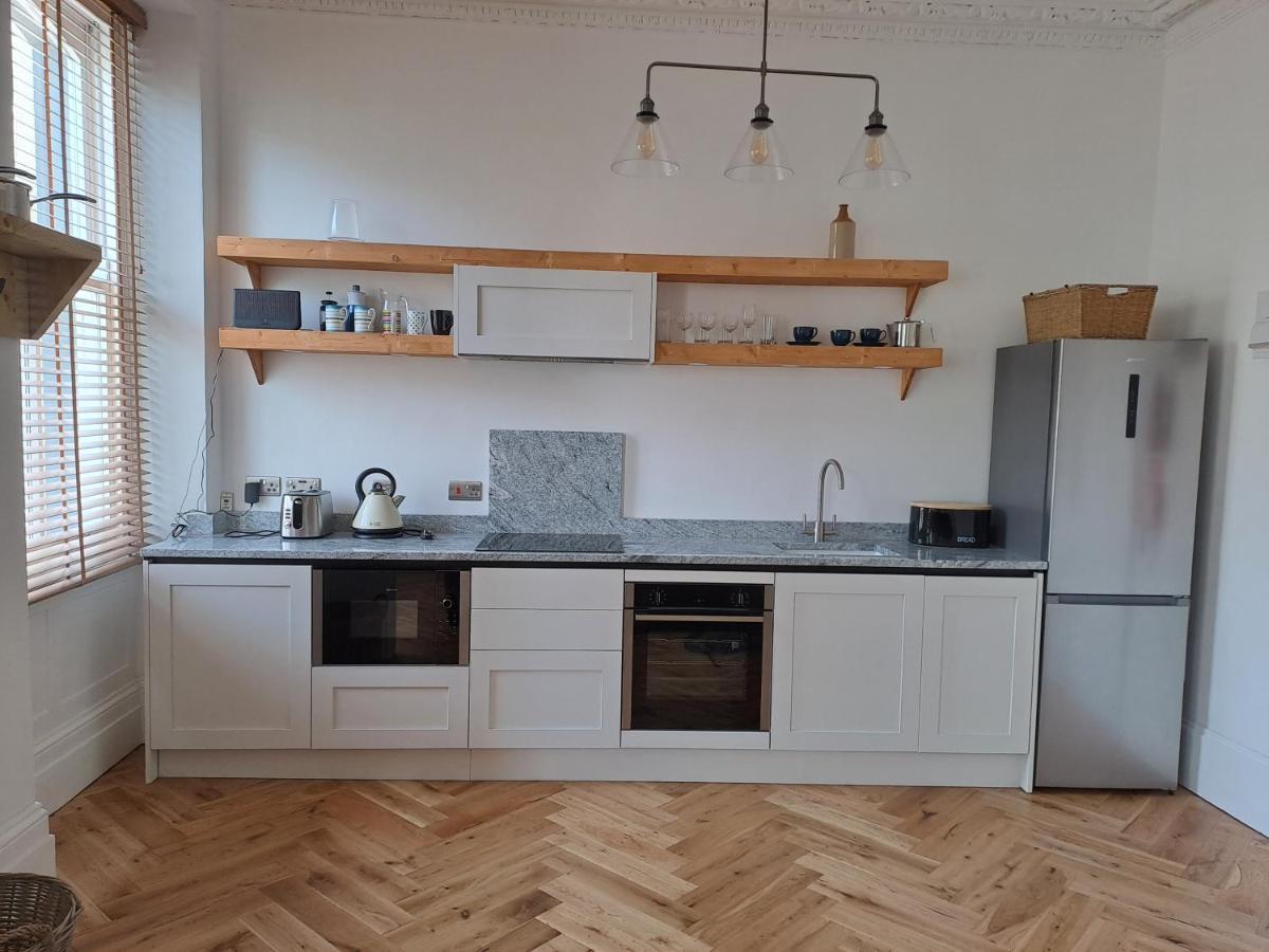 Spinnaker - Self Catering Apartment, Tenby Bagian luar foto