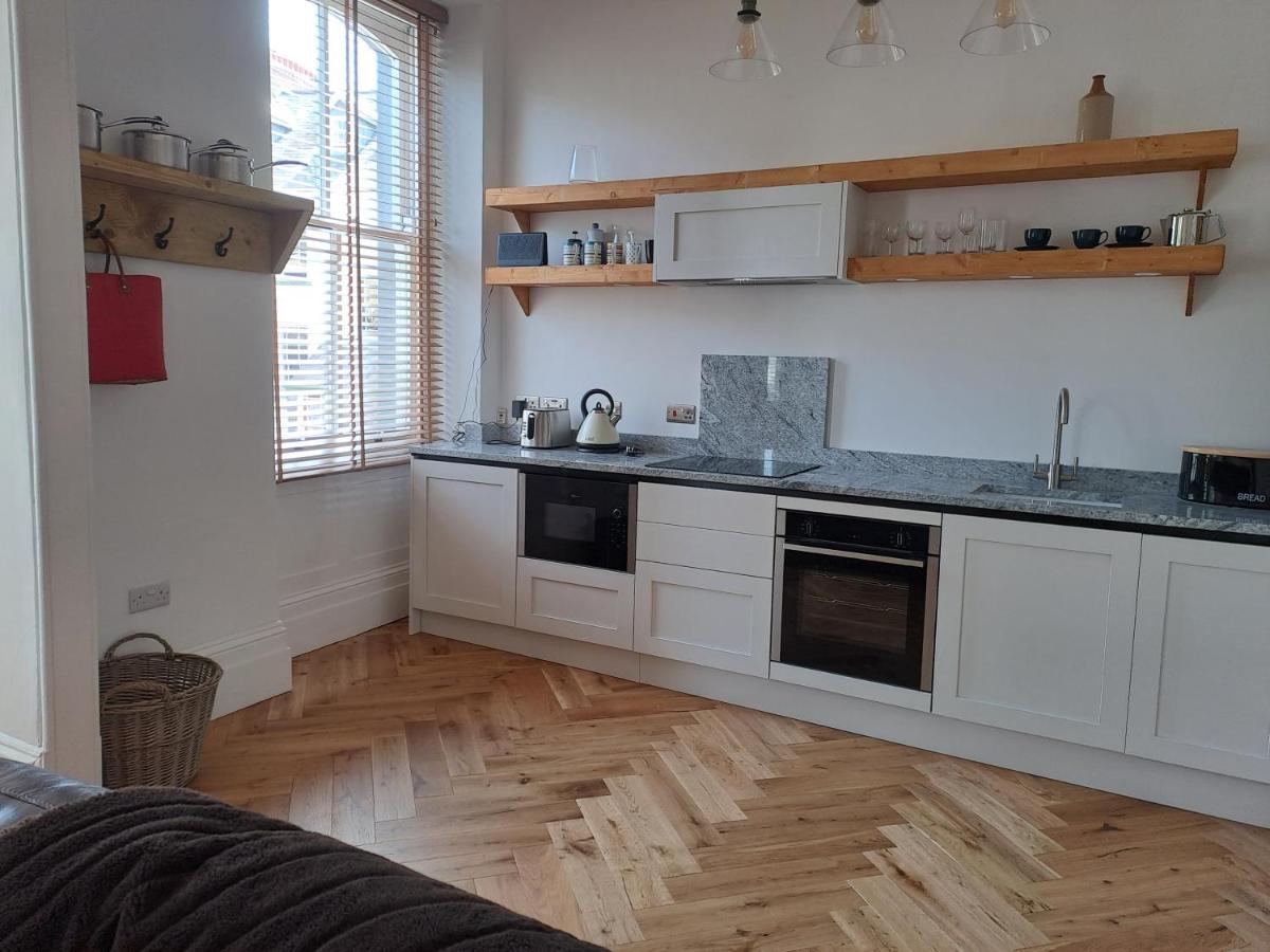 Spinnaker - Self Catering Apartment, Tenby Bagian luar foto